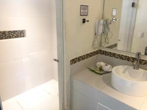 马萨米特拉Rincon de Maria Mazamitla的白色的浴室设有水槽和镜子