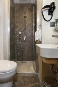 伊斯坦布尔Discovery Hotel的带淋浴、卫生间和盥洗盆的浴室