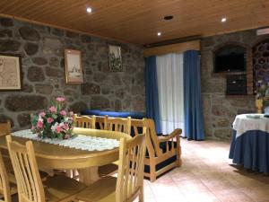 戈韦阿Casa Pelourinho的用餐室,配有鲜花桌