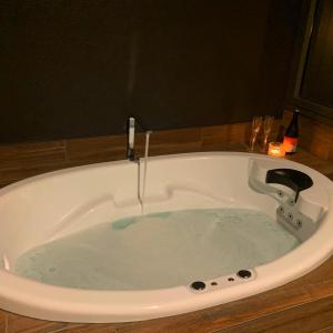 蒙特维尔Luxury Spa Retreat with Ocean and Hinterland Views的装满水的浴缸,配有水龙头