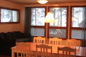 Myllykangas美利海尔米营地的客厅配有桌椅和沙发