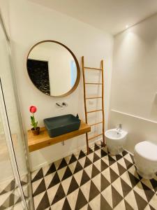 圣温琴佐CivicoNovantatre - New b&b的浴室设有镜子、盥洗盆和卫生间