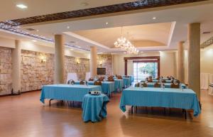 安巴托Hotel Florida的宴会厅配有蓝色的桌椅