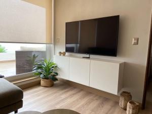 维纳德马Terrazas de Cochoa的客厅设有壁挂式平面电视。