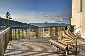 糖山Cozy Retreat Less Than 4 Mi to Sugar Mountain Resort!的观景甲板上的木椅