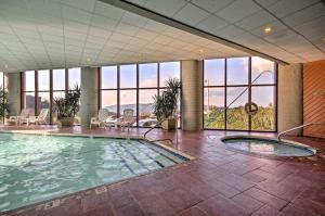 糖山Cozy Retreat Less Than 4 Mi to Sugar Mountain Resort!的一座大型游泳池,位于一座带窗户的建筑内