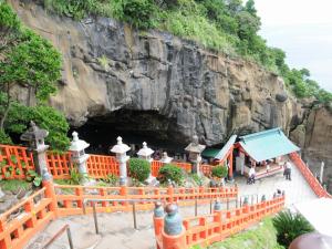 日南亚奇日式旅馆的洞穴入口处的寺庙