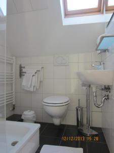 杜塞尔多夫老城区莱茵河景酒店的白色的浴室设有卫生间和水槽。