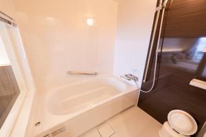 龙乡町美阿丹海滩酒店的带浴缸和卫生间的浴室。