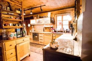 博登斯多夫Almhütte Chalet HIRSCHFISCH的厨房配有木制橱柜和台面