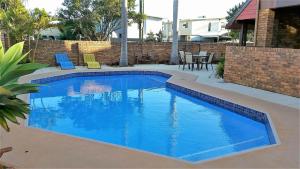 科夫斯港皇家棕榈汽车旅馆的后院的一个大型蓝色游泳池