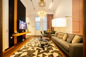 克卢日-纳波卡马太科尔温豪华公寓的客厅配有沙发和桌子