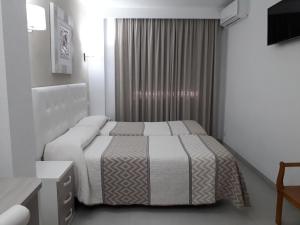 阿尔姆尼卡戈雅酒店的一间小卧室,配有床和窗户