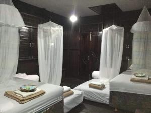 Raja Ampat Caballa客房内的一张或多张床位
