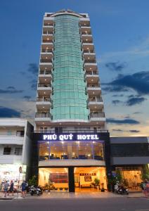 芽庄Phu Quy Hotel的一座建筑,上面有读取的标志,可以拉出酒店