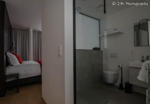 奥斯坦德James & Leon的一间带卫生间的浴室和一张位于客房内的床。
