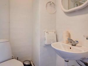 伦讷2 person holiday home in R nne的白色的浴室设有卫生间和水槽。