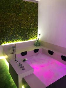 阿尔塔穆拉Suite61的浴室配有粉色浴缸和水槽