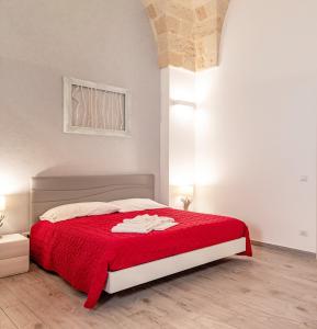 奥尼萨诺B&B Casa di Anita的一间卧室配有红色的床和红色毯子