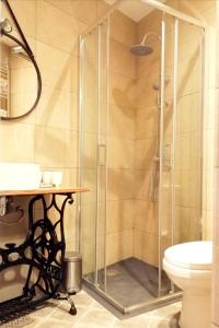 芒通Maison de Ville typique Mentonnaise的带淋浴的浴室、卫生间和桌子