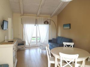圣马赛罗泰努塔圣马赛罗酒店的客厅配有桌子和蓝色沙发