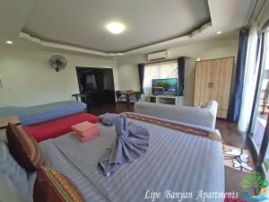 丽贝岛Lipe Banyan Apartments的客厅配有床和沙发