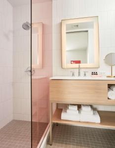夏洛茨维尔Quirk Hotel Charlottesville的一间带水槽和镜子的浴室