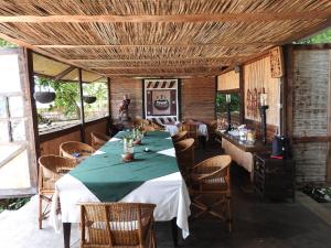 Monkey BayNorman Carr Cottage的一间带桌椅的用餐室