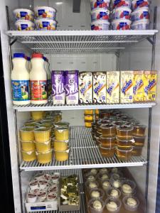 伊格尔里弗海华沙小屋酒店的冰箱里装满了食物和饮料