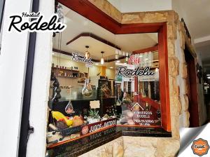 拉塔昆加Hotel Rodelu的餐厅的橱窗,带食品柜台