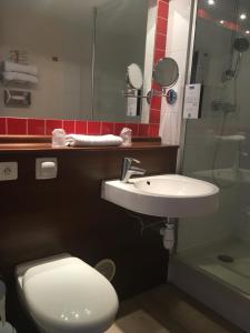 圣克莱芒德里维耶尔蒙彼利埃北欧洲医学公园酒店的浴室配有白色卫生间和盥洗盆。