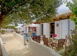 圣费兰-德瑟斯罗Es Garrovers - Formentera Break的房屋内带桌椅的庭院