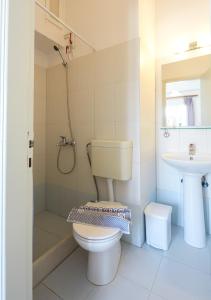 皮索利瓦迪朗多斯酒店的浴室配有卫生间、盥洗盆和淋浴。