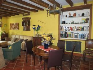 Bóveda赫拉内克斯旅馆的客厅配有沙发和桌椅