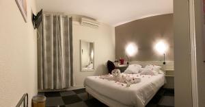 欧什日拉斯盖斯克尼酒店的一间卧室配有一张带娃娃的床