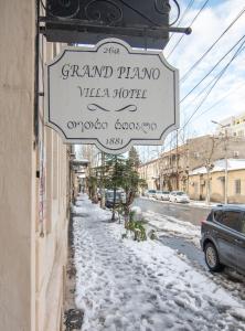 库塔伊西The Grand Piano Villa的一条雪 ⁇ 街道上三角钢琴的标志