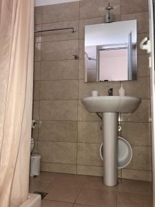 希马拉Koks’ Guesthouse的一间带水槽和镜子的浴室