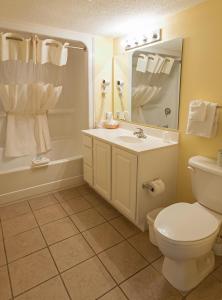 默特尔比奇天堂度假酒店的浴室配有白色卫生间和盥洗盆。