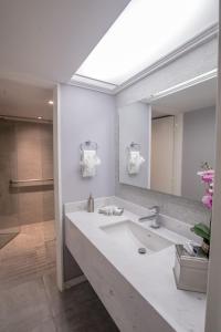 德奥罗广场酒店的一间浴室