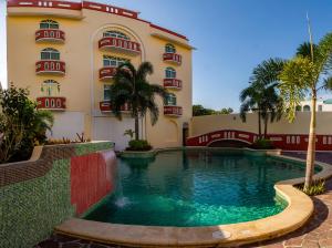 圣克鲁斯华特库Casa Danna Huatulco的大楼前设有游泳池的酒店