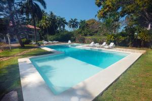 拉斯加勒拉斯El Pelicano Apart-Hotel的庭院内带躺椅的游泳池