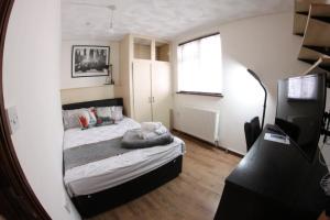 朴次茅斯College Street Abode的一间小卧室,配有一张床和镜子
