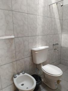 莫利诺斯Hospedaje Las Tinajas的白色的浴室设有卫生间和水槽。