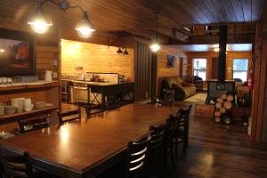 阿纳康达Sugar Loaf Lodge & Cabins的一张大木桌子和椅子