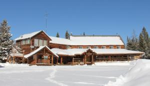 阿纳康达Sugar Loaf Lodge & Cabins的雪地小木屋