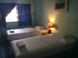 宋卡J-2 Court的酒店客房设有两张床和窗户。