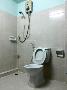 宋卡J-2 Court的带淋浴和卫生间的浴室(位于隔间内)