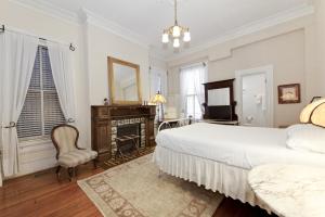 华盛顿Sojourn DuPont at The Circle的一间卧室设有一张大床和一个壁炉