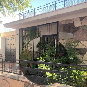 瓜伊马延Nely's House en Mendoza的一座建筑,阳台上种植了植物