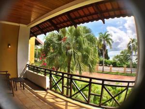 拉布安缇阿拉布恩酒店的享有棕榈树景致的阳台